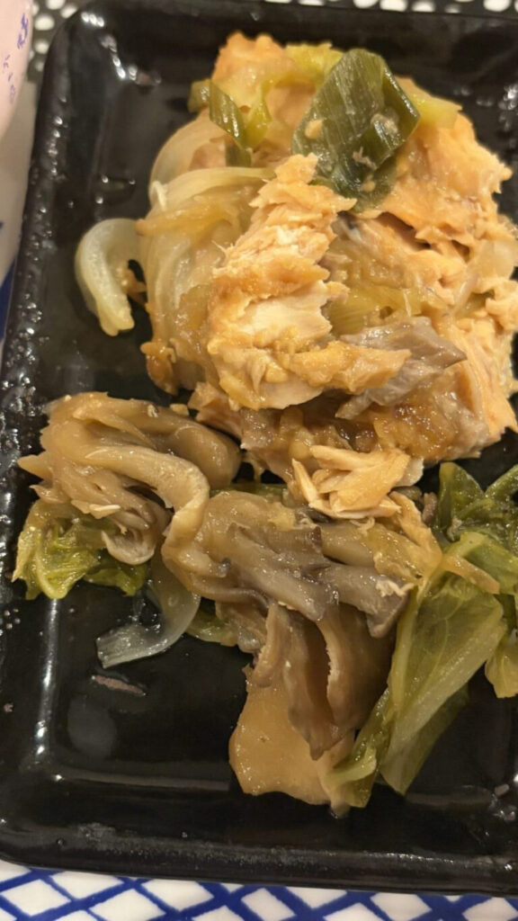 色味は茶系ですが味噌がきいていて美味しいです