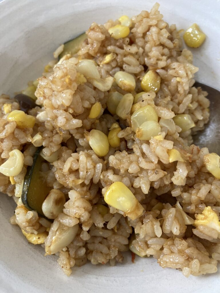 スィートコーン簡単レシピ　バターで炒めたスィートコーンを混ぜたチャーハン