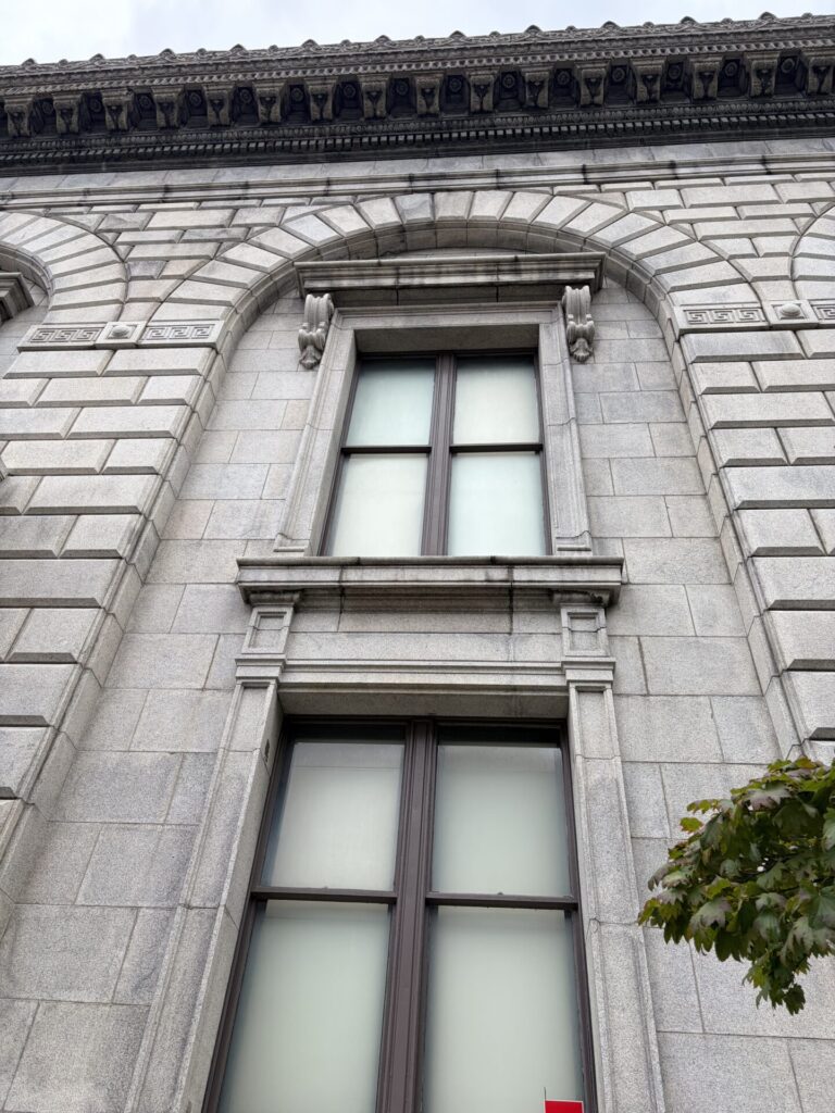 旧三井銀行小樽支店は、北海道小樽市にある歴史的建造物。