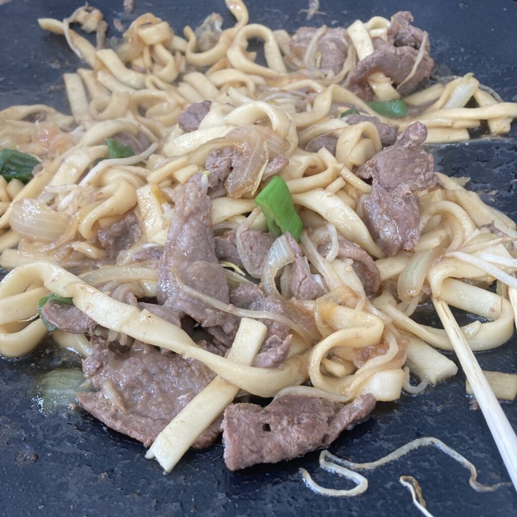 先陣をきって道を作る～十勝の雪遊び（ソリ滑り）