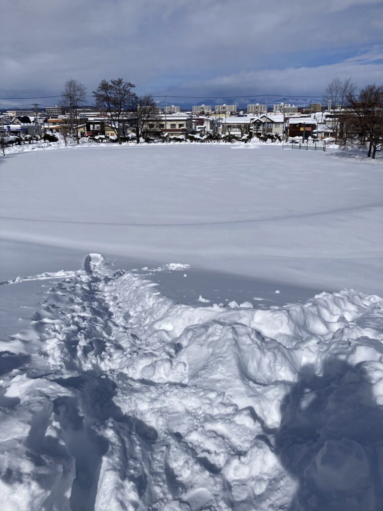 先陣をきって道を作る～十勝の雪遊び（ソリ滑り）