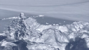 先陣をきって道を作る～十勝の雪遊び（ソリ滑り）