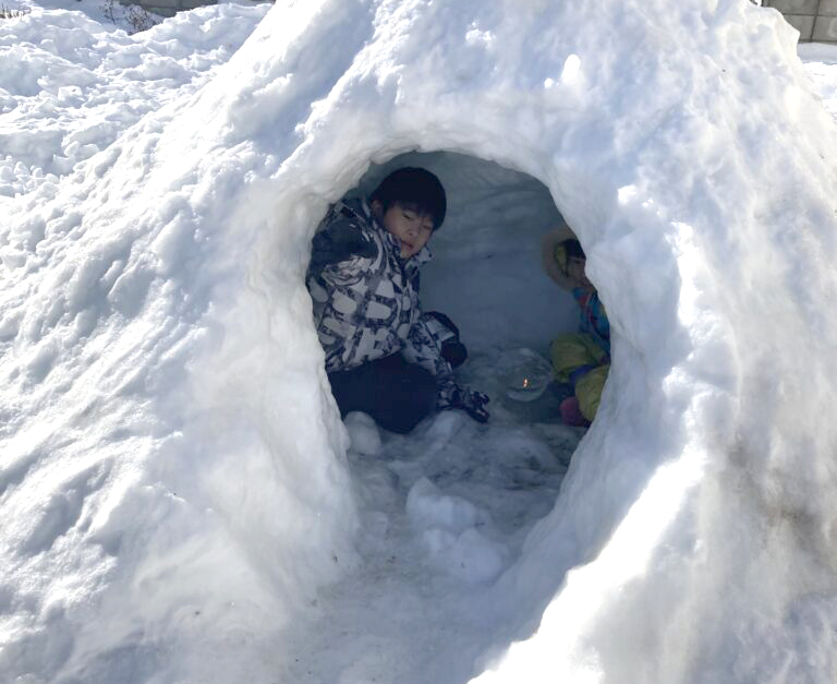 雪の降りしきるこんな日は家族総出で雪かき