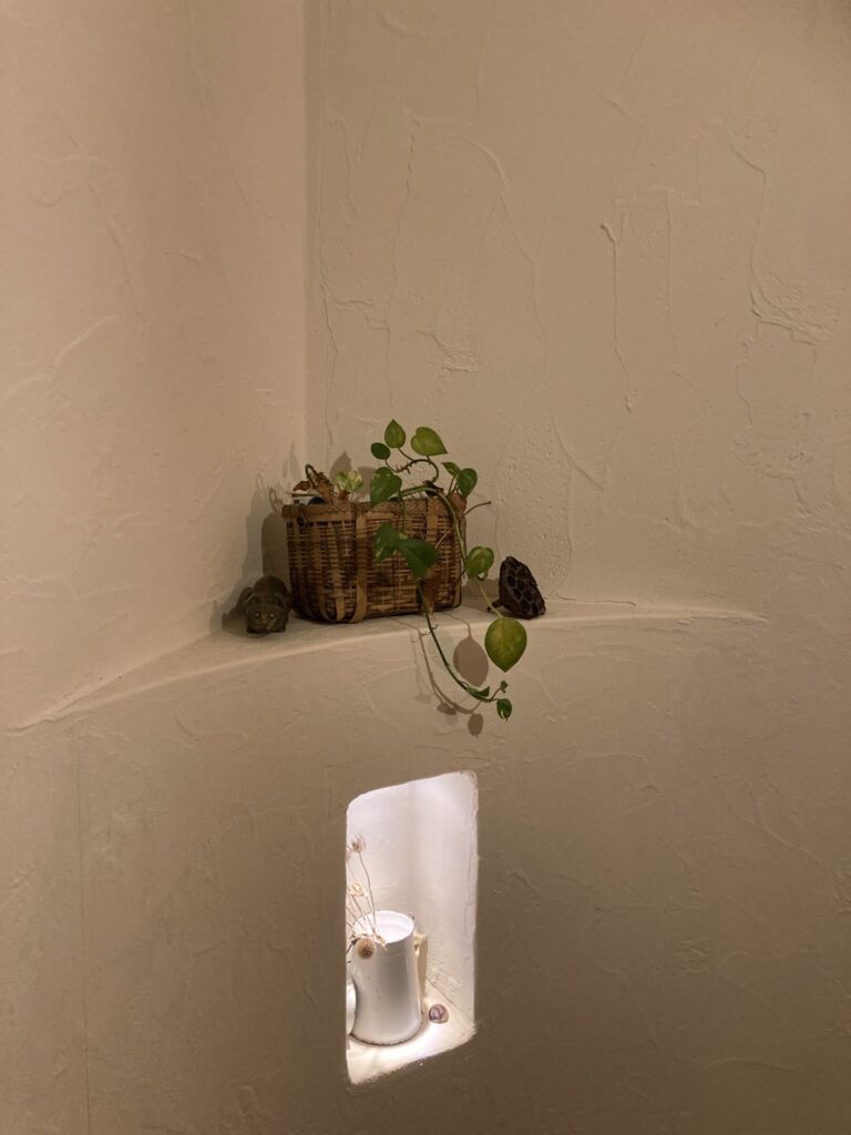 観葉に似合うレースやフラワーベースなど