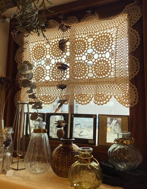 観葉に似合うレースやフラワーベースなど