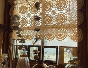 観葉に似合うレースやフラワーベースなど