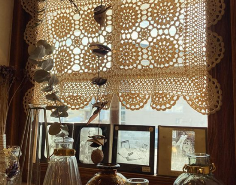 観葉に似合うレースやフラワーベースなど